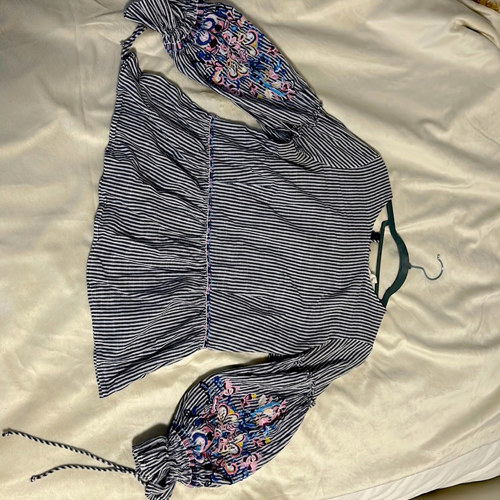 Cute top with embroidered puffed sleeves. Perfect for work!